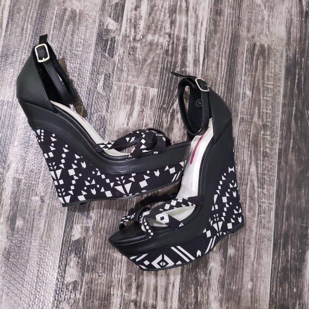 ⭐ Black & White Printed Platform Wedge Sandals